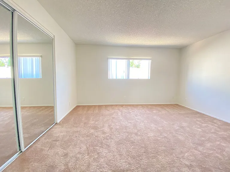 Farmdale Court Apartments — Photo 43