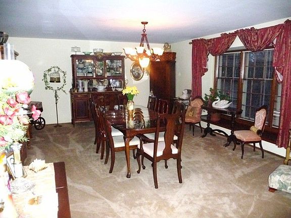  HUGE DINING ROOM