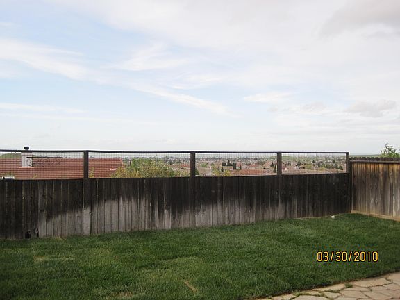 Large Backyard,no rear n'bor