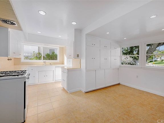 4th image of 3288 Earlmar Dr