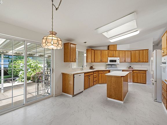 3rd image of 3220 Crescent Ave Space 39