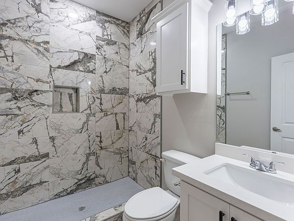 4th image of 820 E Cedar Ave #302