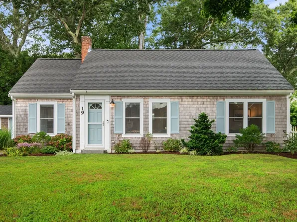 19 Amvets Ave, Falmouth, MA 02540