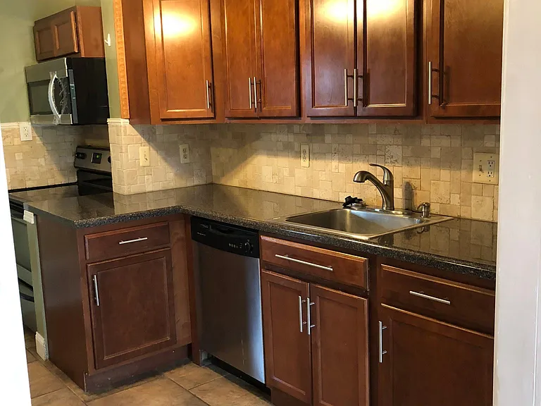 9839 Meadow View Dr — Photo 2