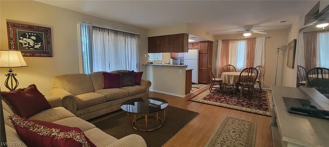 2 bed, 2.0 bath, 908 sqft, $1,350 — Photo 2