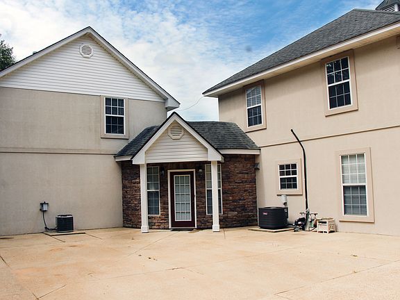 Parking pad, side entrance. 