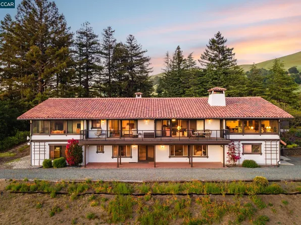 110 Valley Hill Dr, Moraga, CA 94556