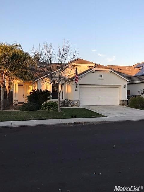 This single story home in the Crossroads area of Riverbank includes 3 bedrooms, 2 bathrooms, a tandem 3-car garage and a great room plan.  It's over 1400 square feet and it was constructed in 2004.  It's located in the Sylvan School District...