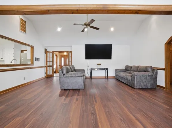4032 Lakeview Dr, Chesapeake, VA 23323