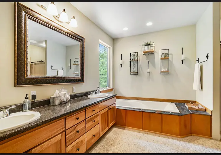 primary suite main bathroom