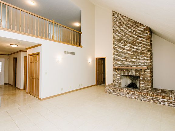 3rd image of 825 W Brookforest Dr