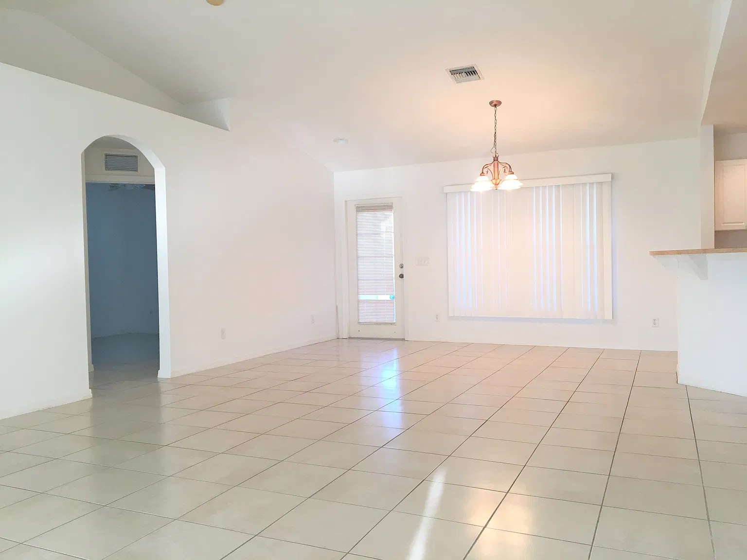 3 bed, 1408 sqft, $1,995 — Photo 2