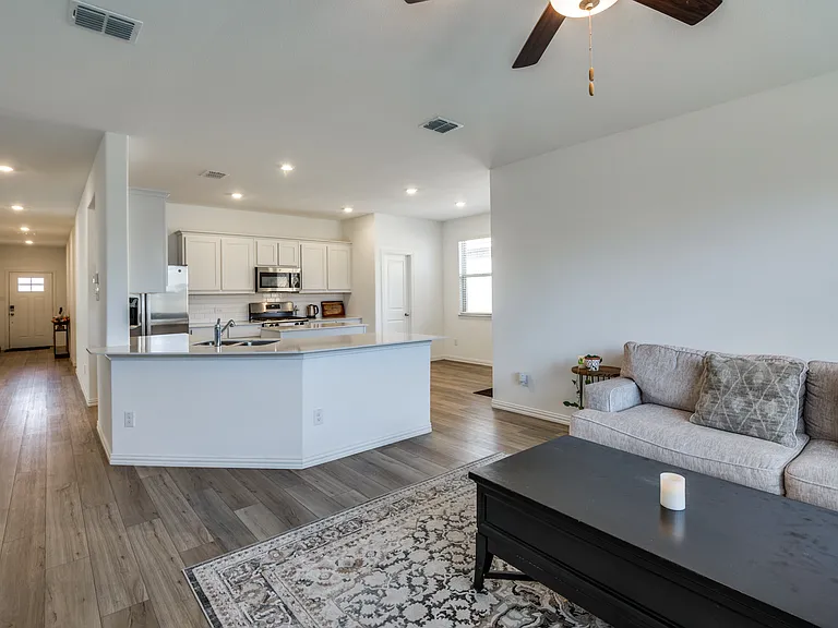 1443 Mesquite Ln — Photo 2