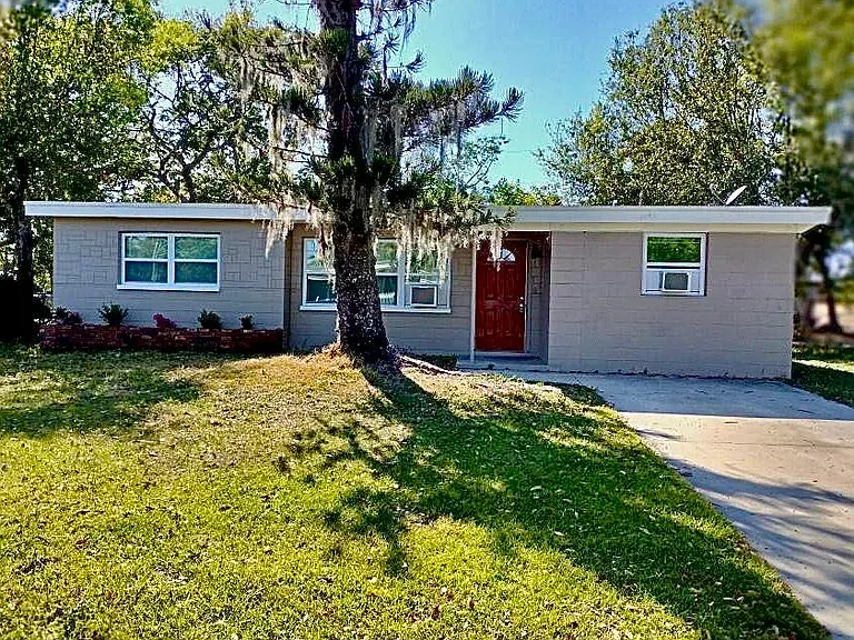 1362 Gardenia Ave — Photo 1