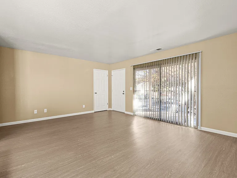 Redwood Cove Apartments — Photo 19