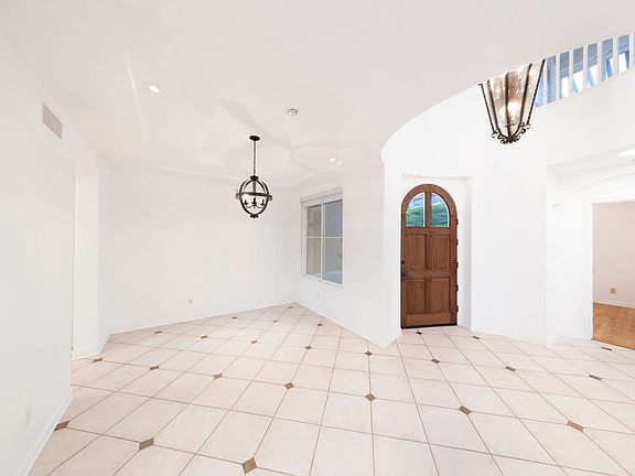 5th image of 19 Lucania Dr