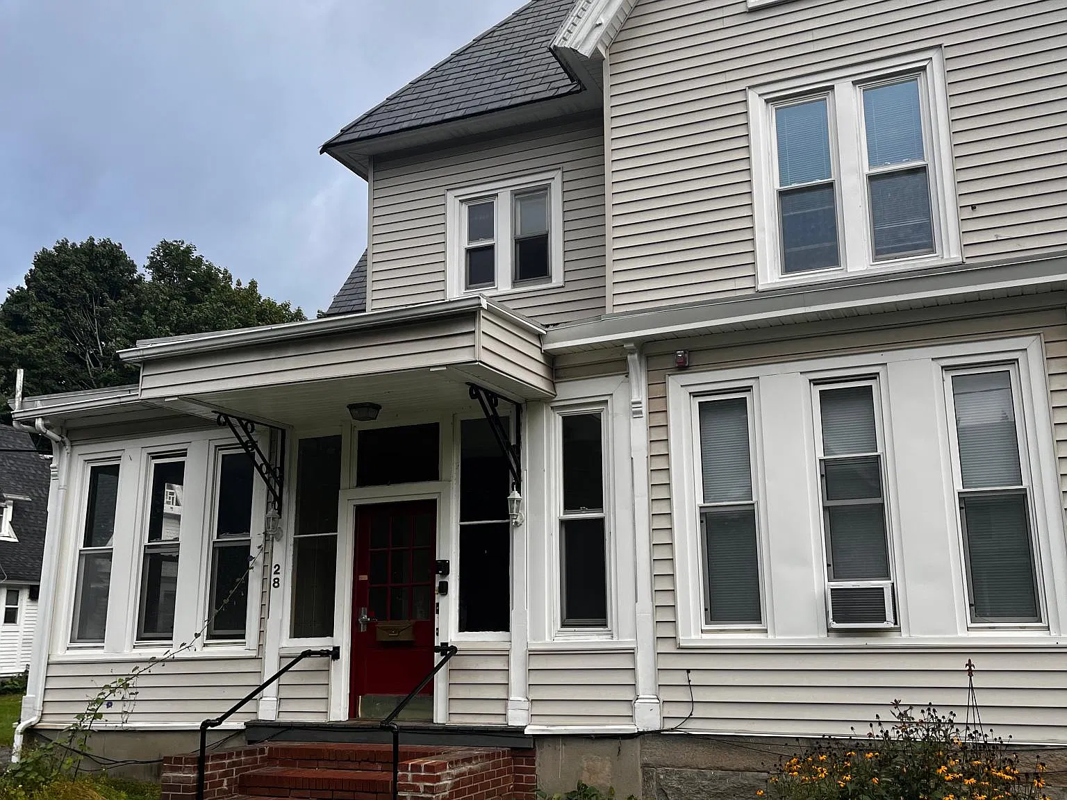 28 Clinton Ave — Photo 1