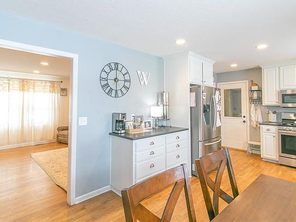 5th image of 206 W Arctic St