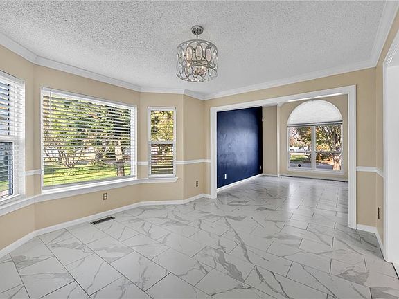 5th image of 933 Sandoval Dr