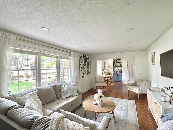 4th image of 6439 Cloverdale Dr