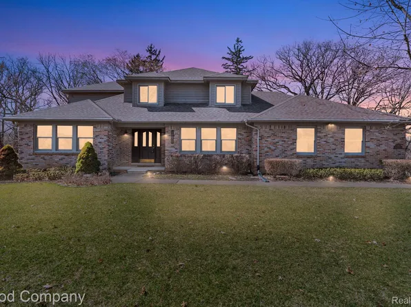 10076 Aylebury Dr, South Lyon, MI 48178