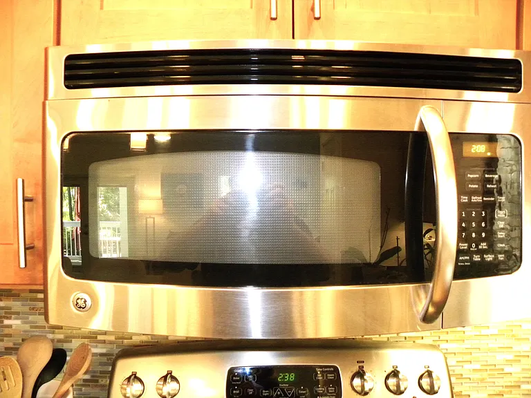 GE Microwave - Heats Food Fast!