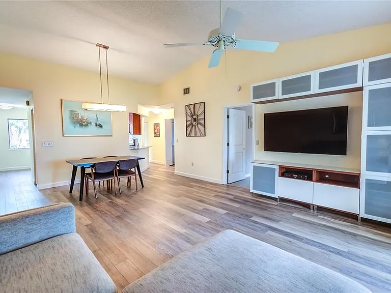 600 Carriage House Ln #201 — Photo 4