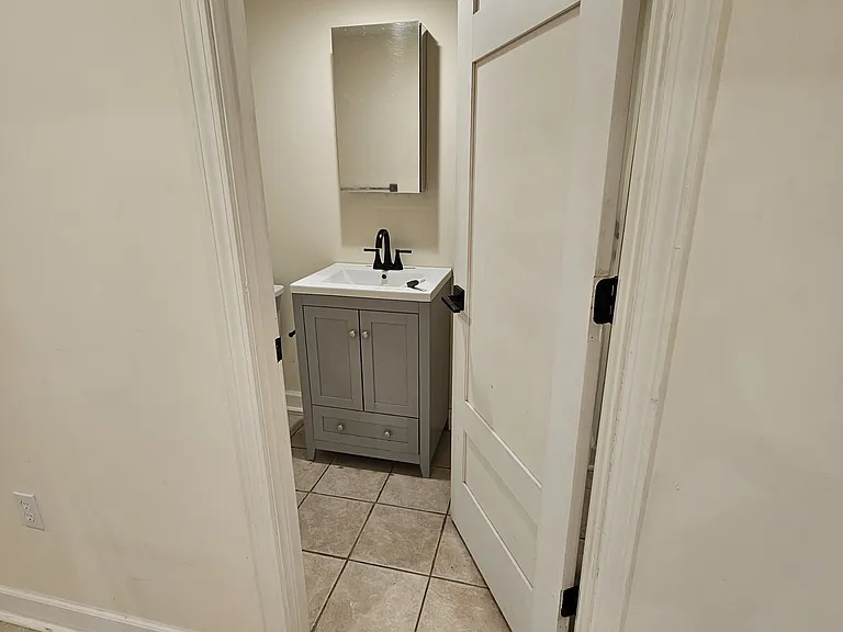817 W 39th St #BASEMENT — Photo 3