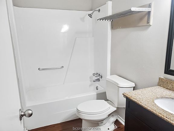 5th image of 304 Manuel Dr #A-d