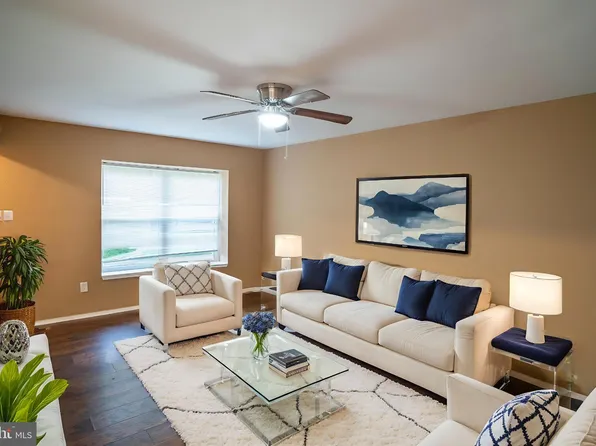 4 Linden Ct, Sicklerville, NJ 08081