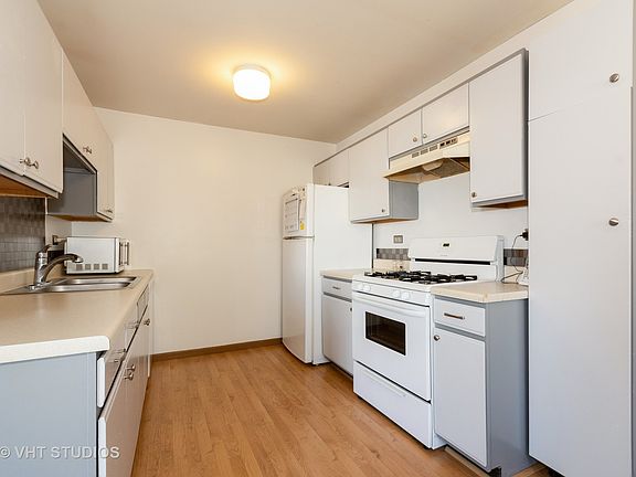 2nd image of 710 Crescent Ct APT D2