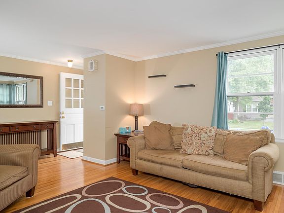 4th image of 203 Clark St