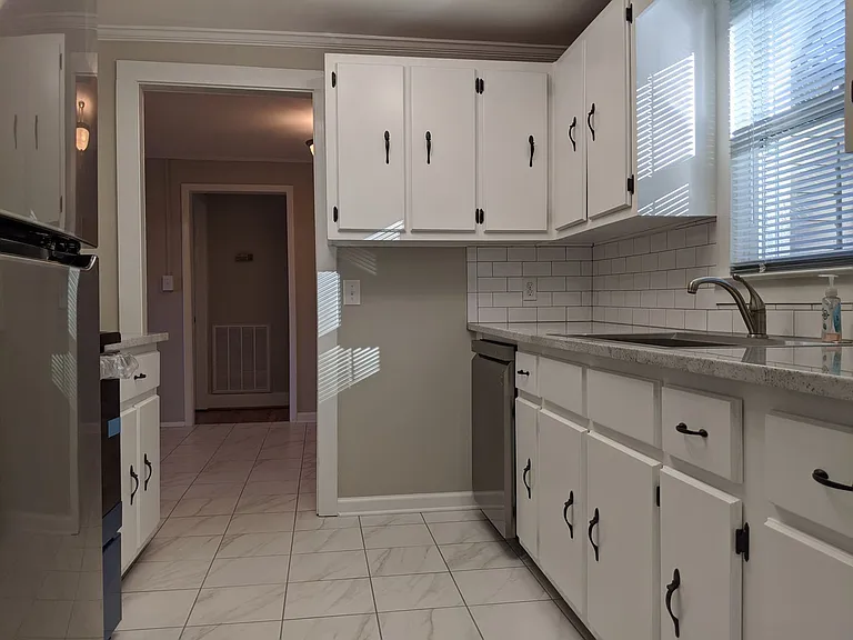 701 W Walnut St — Photo 5