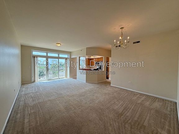 4th image of 515 Main St APT 401