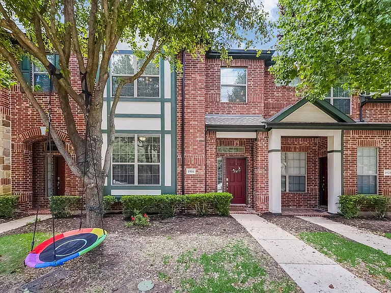 1916 Lantana Ln — Photo 1