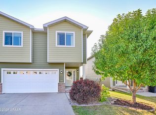 1108 Lindsey Ln, Grand Forks, ND 58201
