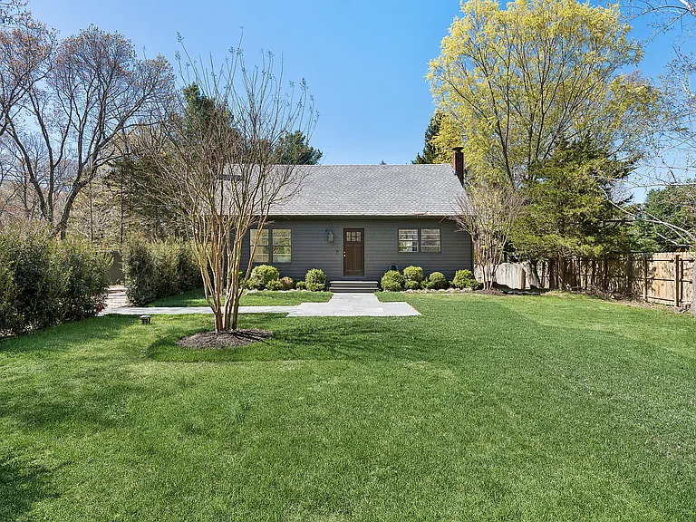 10 Glade Rd — Photo 1