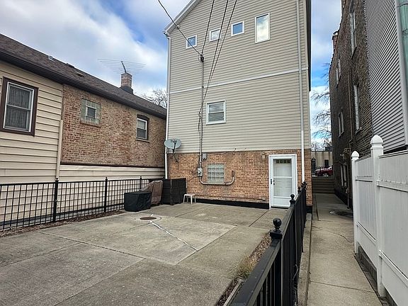 3rd image of 2918 S Poplar Ave
