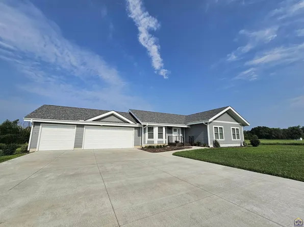 611 S 3rd St, Sabetha, KS 66534