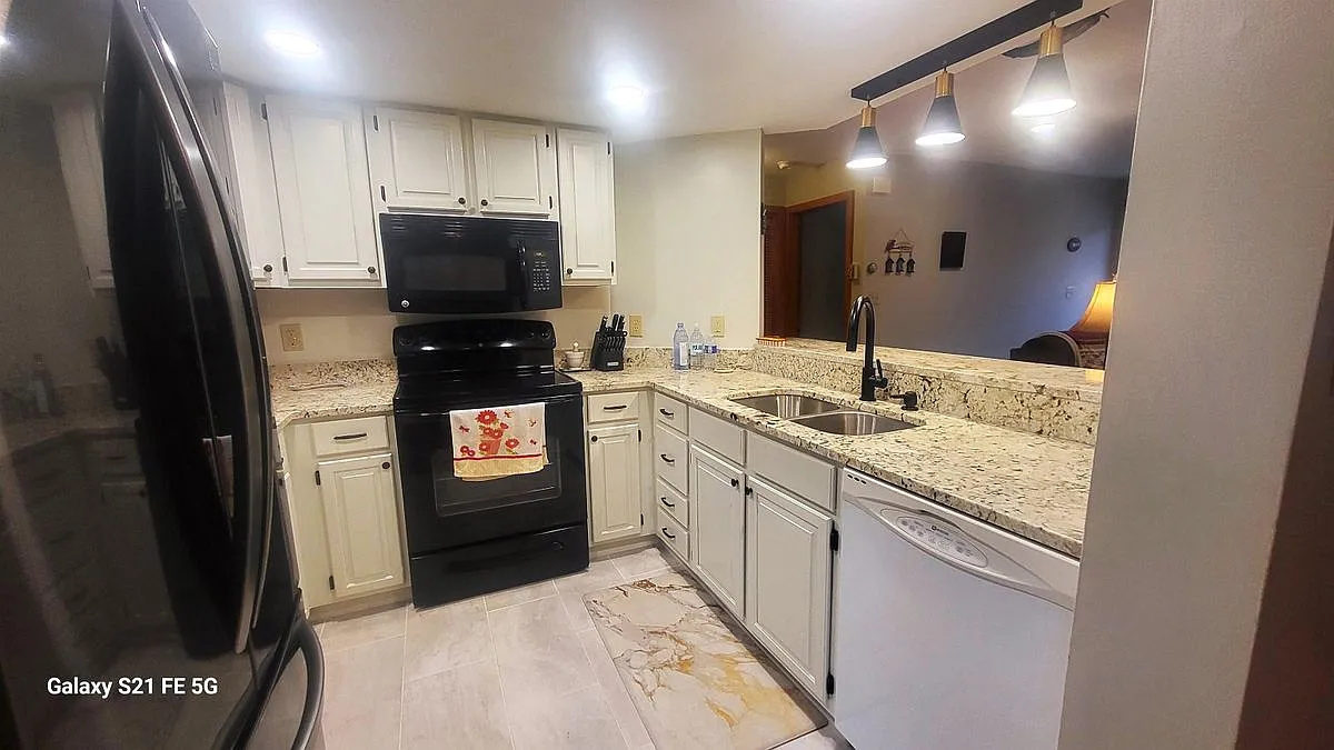 3 bed, 2.0 bath, 1304 sqft, $14,000 — Photo 4