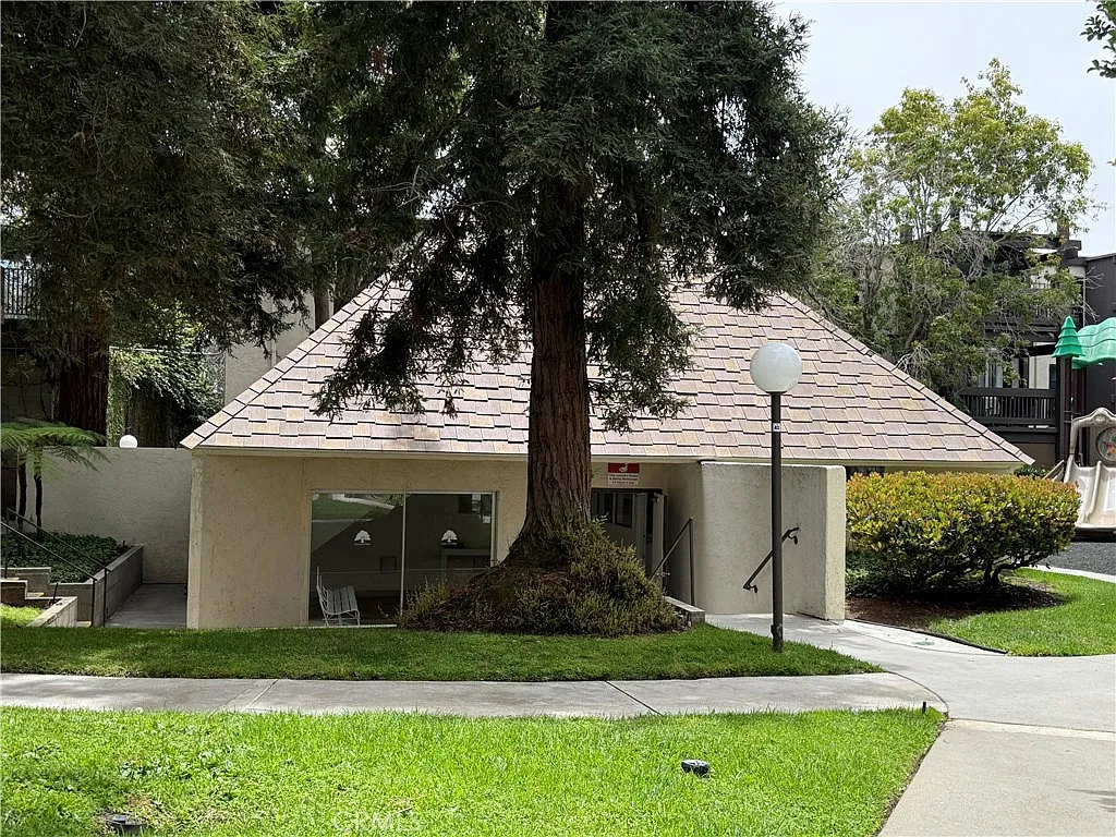 2 bed, 1048 sqft, $2,995 — Photo 2