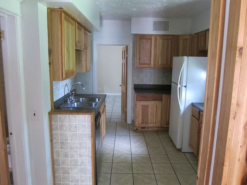 2nd image of 1004 Newton Ct