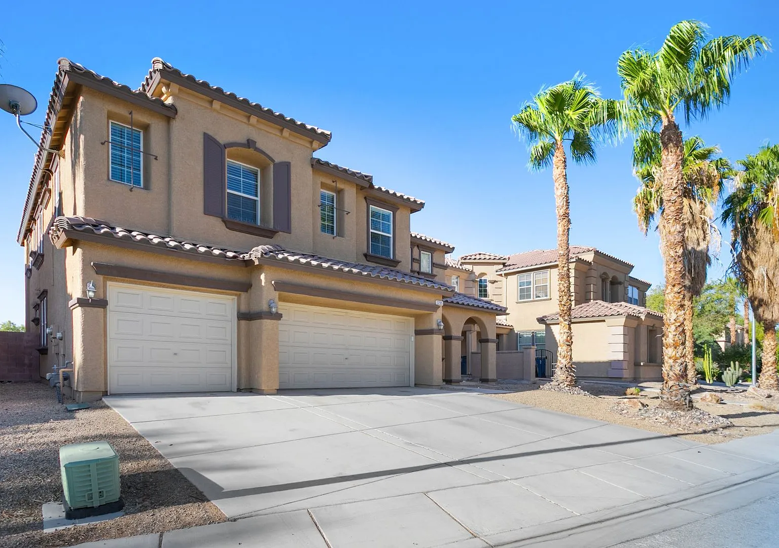 5 Bedroom North Las Vegas Home With Bed And Bath On 1st Floor — Photo 3