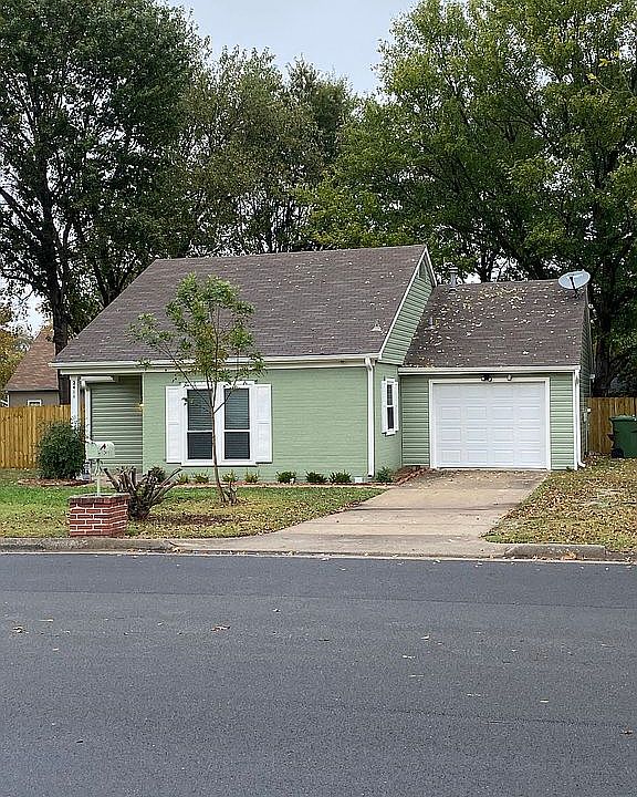 2411 W Dogwood