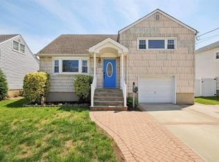 77 Norton St, Freeport, NY 11520