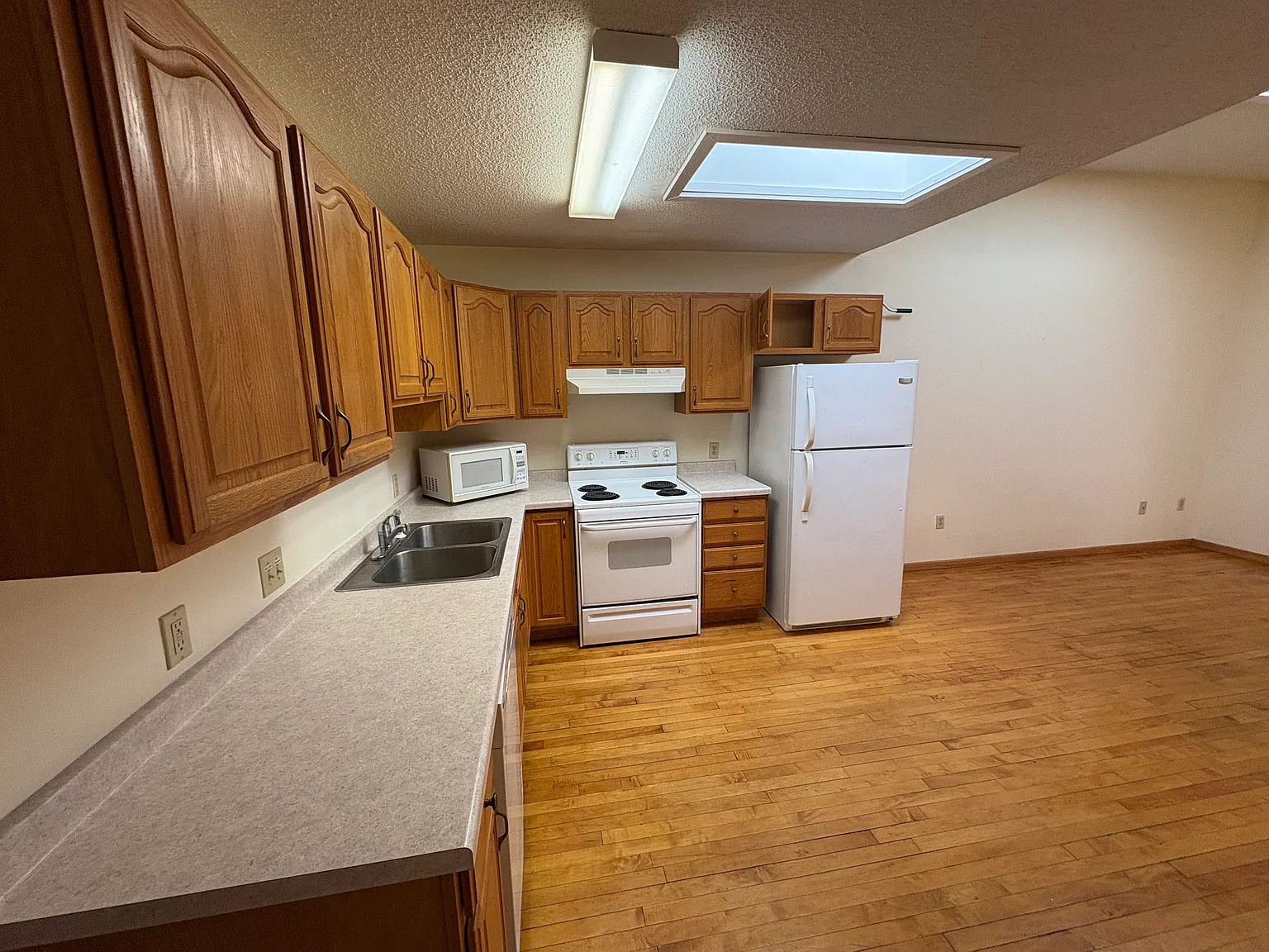 2 bed, $975 — Photo 2