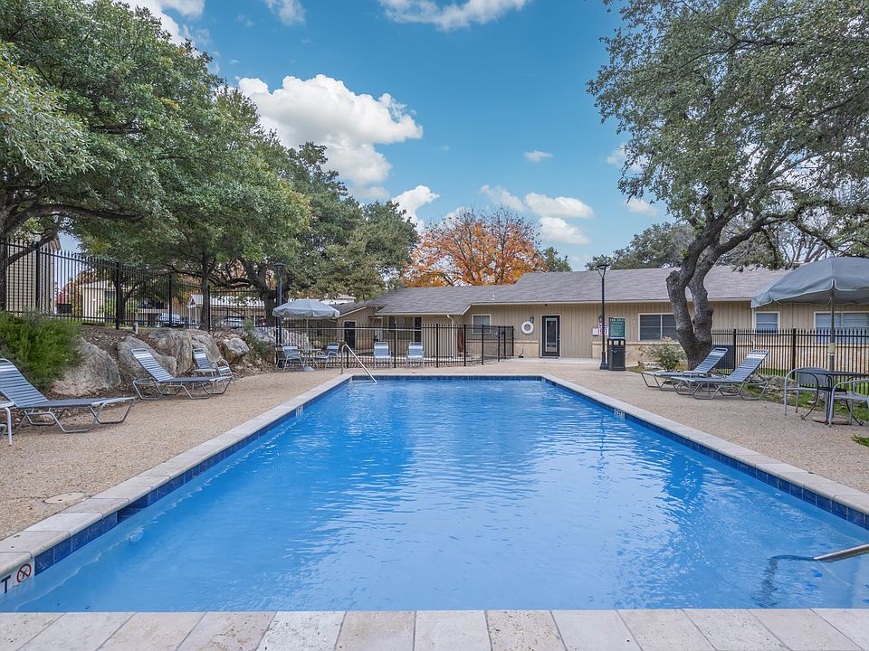 A resort style pool at Crosspoint Oaks at Boerne, TX.