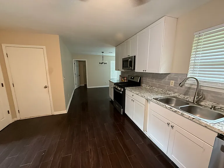 7519 Sugarcreek Dr — Photo 2