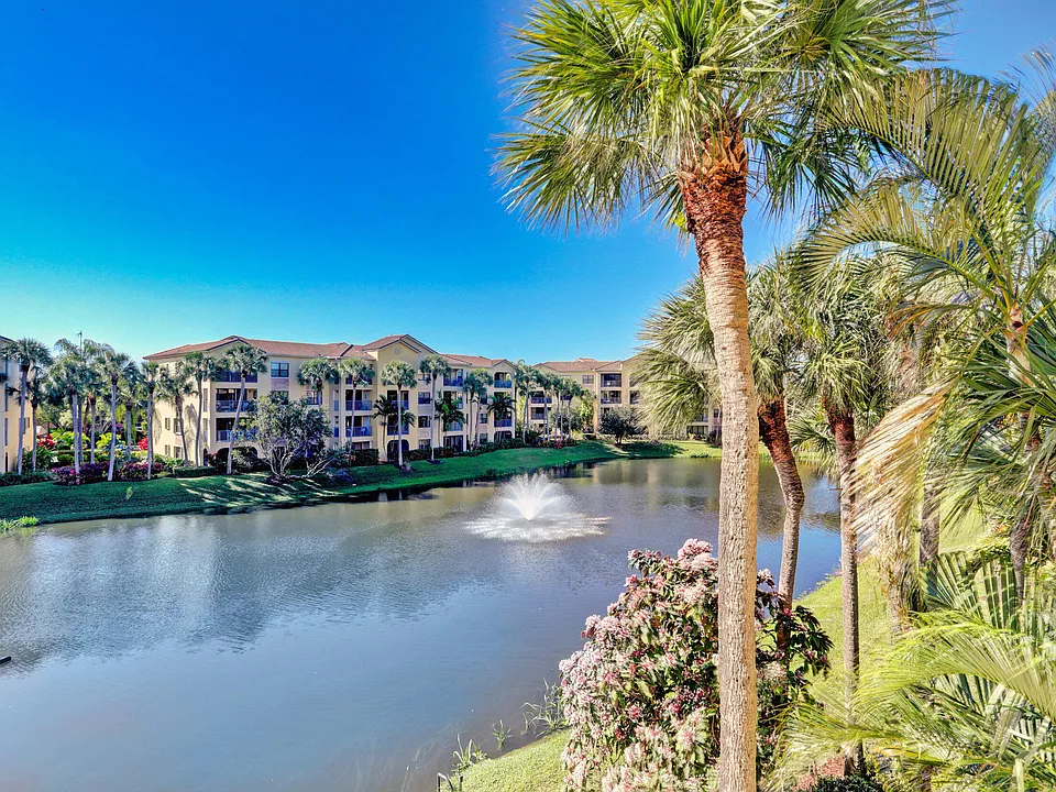 800 Uno Lago Dr #305