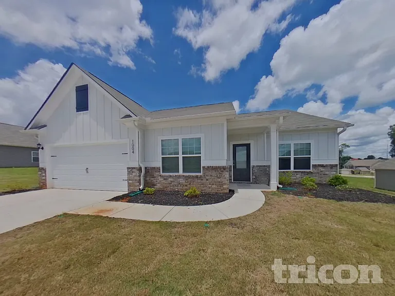 1004 Claas Way — Photo 2